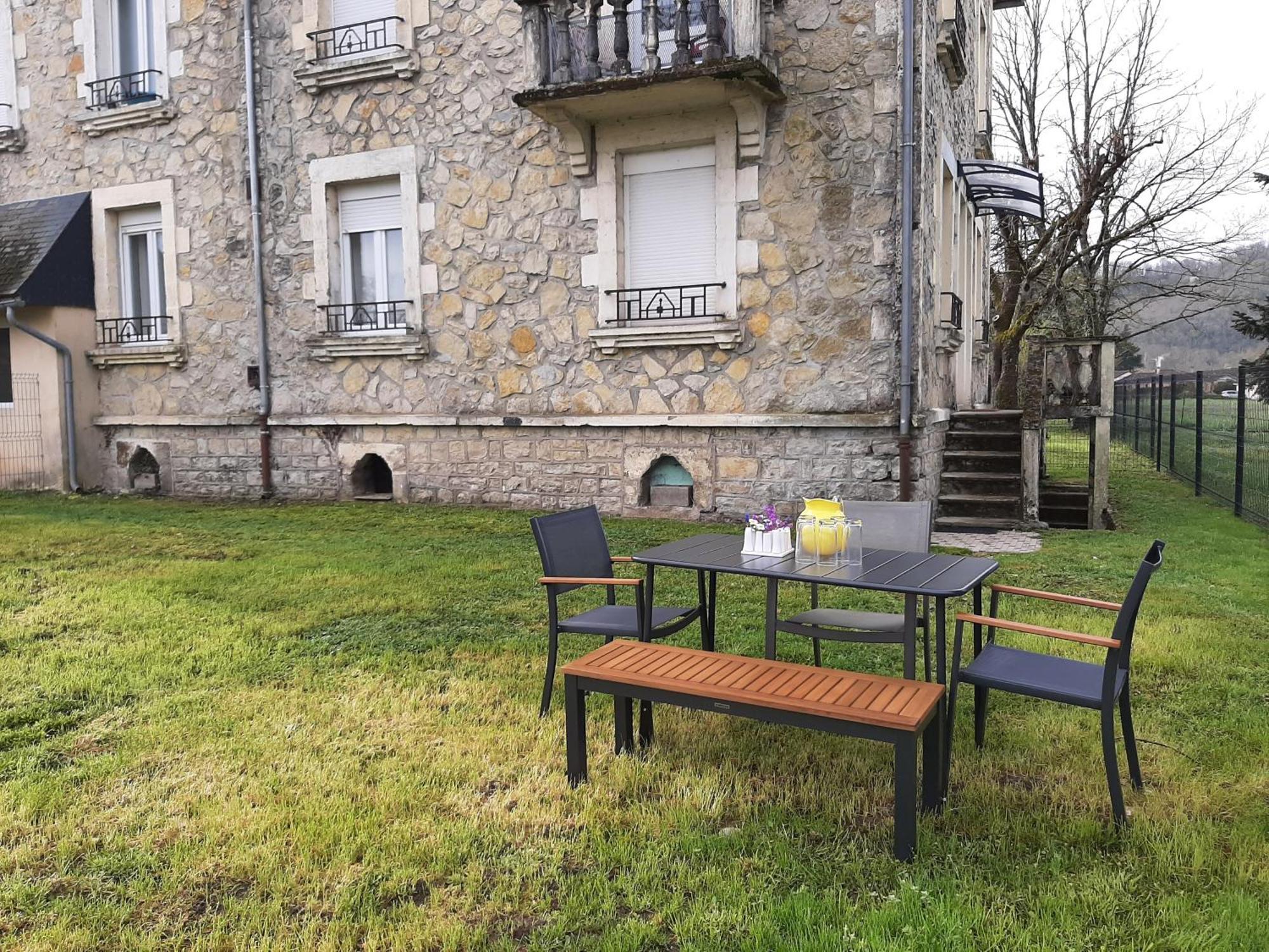 Grand Appartement Avec Jardin Bretenoux Экстерьер фото